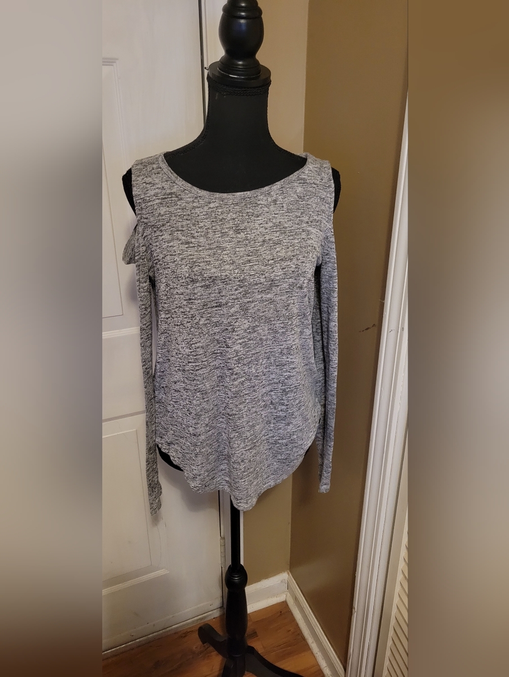 Hollister Must Have Collection Gray, Cold-Shoulder Long Sleeve Top, Size S